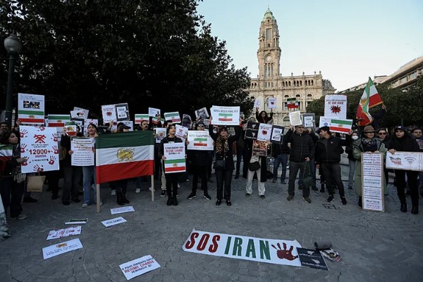 Trump İran'a müdahaleyi askıya aldı! Batı basınında dikkat çeken analiz